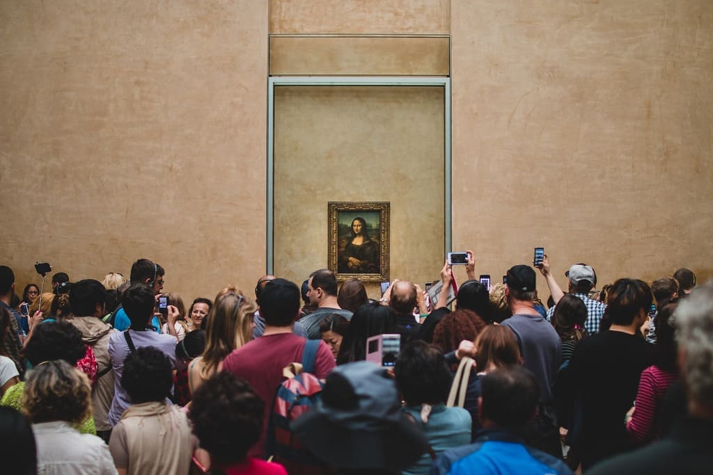 Cuántas personas visitan el Louvre
