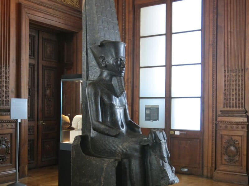 El dios Amón protege a Tutankamón - Obras egipcias en el Louvre