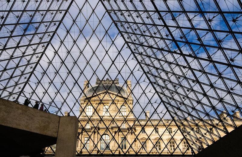 Interior de la Pirámide del Louvre - Curiosidades