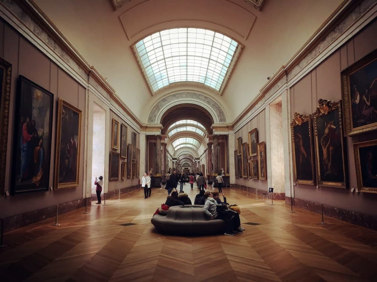 Interior del museo del Louvre