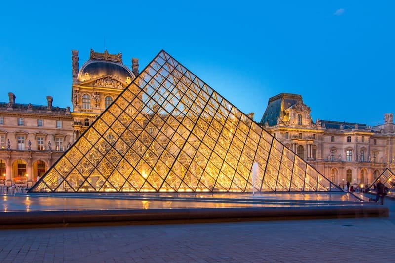 Pirámide del Louvre de noche