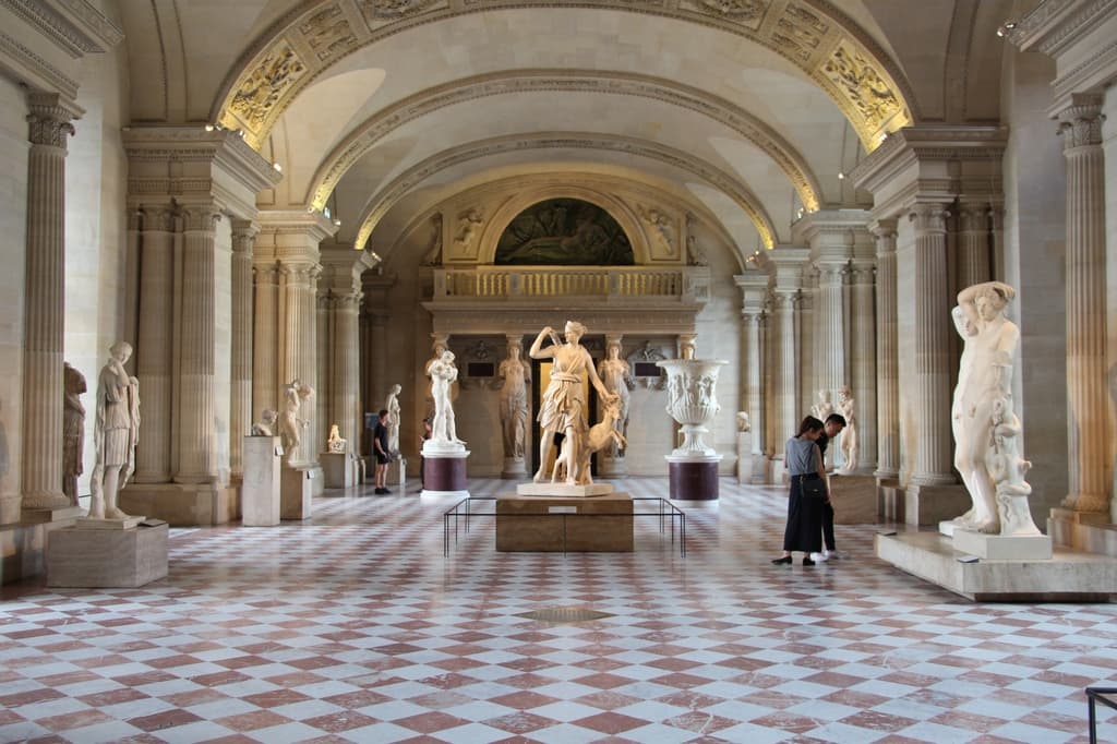 Sala de antigüedades griegas en el Louvre