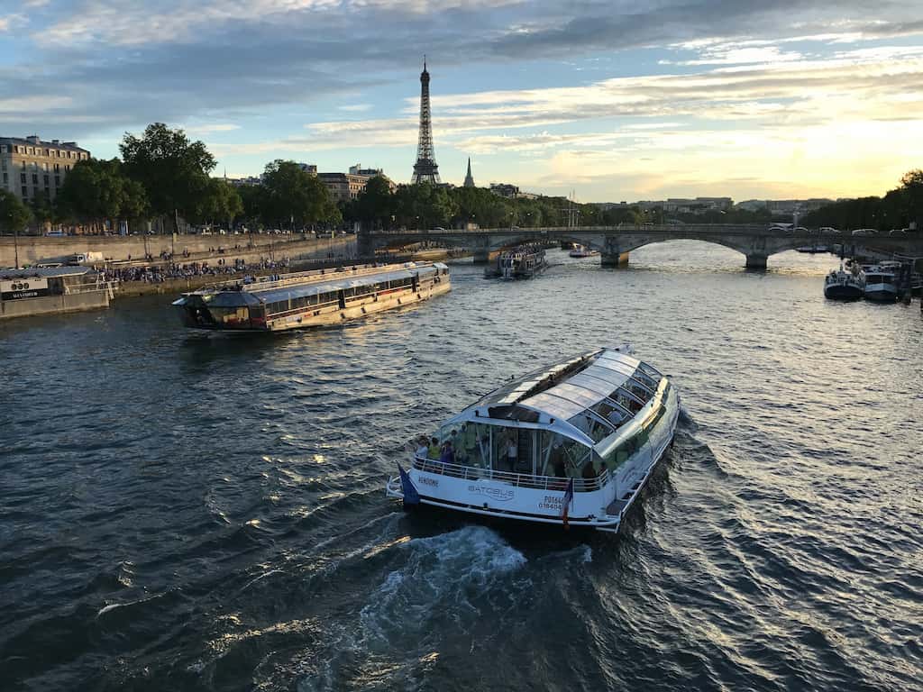 Crucero por el río Sena en París, Francia