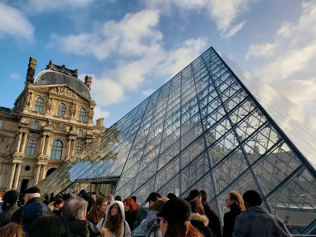 Entrada al Museo del Louvre de París